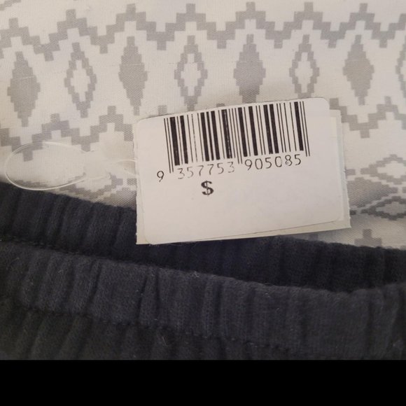 Black Capri sweat pants. Size M. NWT - Picture 4 of 6